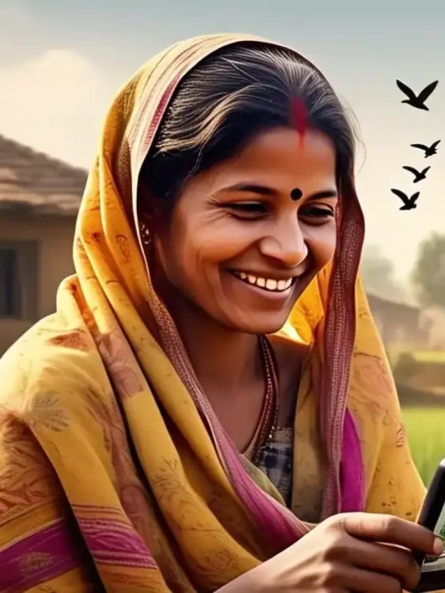 ग्रामीण महिला लाडकी बहिन योजना के ₹1500 की किश्त का मोबाइल से स्टेटस चेक कर रही है
